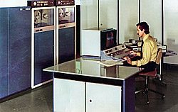 Bedienpult des Rechners EC1055 aus DDR-Produktion